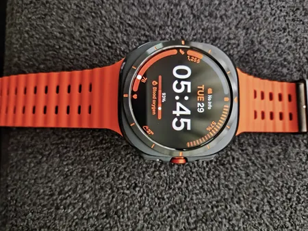 ساعت هوشمند سامسونگ مدل Galaxy Watch Ultra دارای قابلیت های کنترل موسیقی (Music Player)، قابلیت مکالمه از طریق بلوتوث، قابلیت تغییر طرح ساعت یا تم، صفحه همیشه روشن (Always-on Display)، پشتیبانی از دستیار صوتی بند سیلیکون