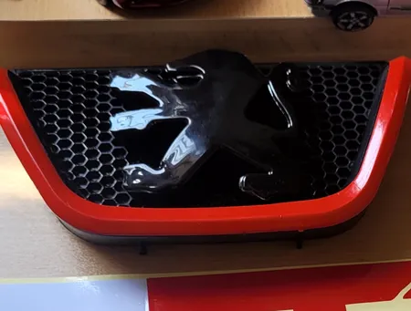 آرم جلو پنجره خودرو آراکس یدک مدل AY-4105 مناسب برای پژو 206