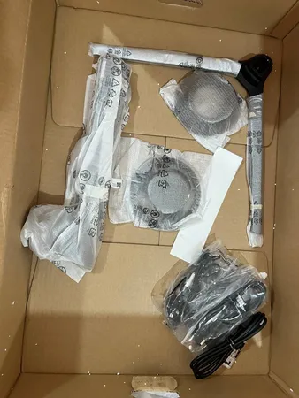 مانیتور گیمینگ هوشمند 32 اینچ سامسونگ مدل Odyssey G70B LS32BG702EM، رزولوشن 4K UHD، پنل IPS، نرخ بروزرسانی 144 هرتز، با نسبت تصویر 16:9، دارای اسپیکر داخلی، دارای پورت HDMI و DisplayPort