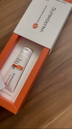 کرم ضد آفتاب بی‌رنگ سورملینا، SPF 50، مدل 00 UVA UVB، مناسب انواع پوست با حجم 50 میلی‌لیتر، ضد حساسیت، فاقد پارابن و سیلیکون، محافظت‌کننده در برابر اشعه‌های UVA و UVB، بدون تست حیوانی، PA++++، ضد پیری، ضد جوش،  با ماندگاری 2 ساعته