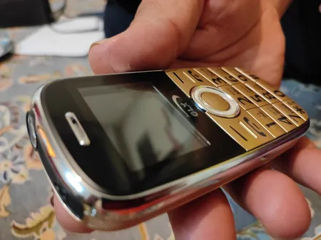 گوشی موبایل جی ال ایکس مدل F8 دو سیم کارت