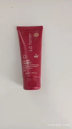 کرم ضدآفتاب و ضدلک رنگی لافارر مدل SPF40-Medium، مناسب پوست‌های چرب، حجم 40 میلی‌لیتر