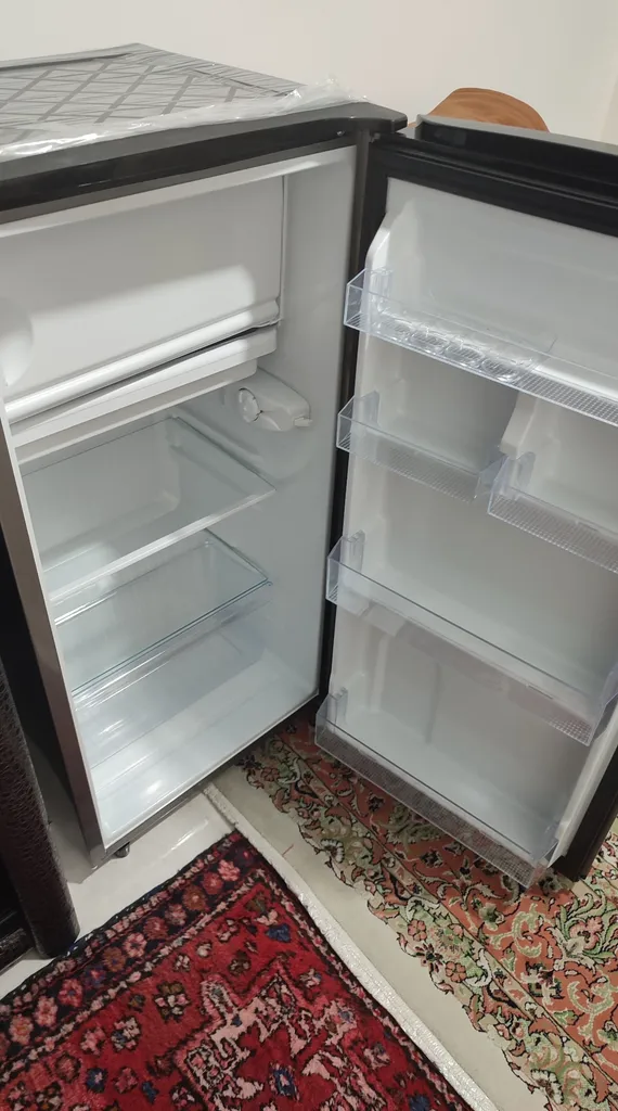 یخچال فریزر 9 فوت ایستکول مدل هتلی 2919، با ارتفاع 108، عمق 56 و پهنای 54 سانتی‌ متر، مصرف انرژی A، دارای 3 طبقه در یخچال و 1 طبقه در فریزر، دارای کندانسور مخفی