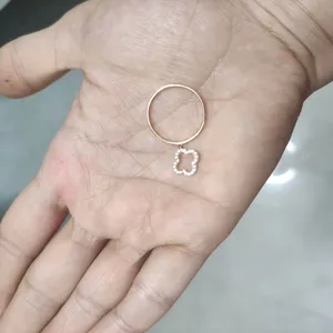 تجریه خرید انگشتر طلا 18 عیار زنانه ماوی گالری مدل آویز ونکلیف نگینی