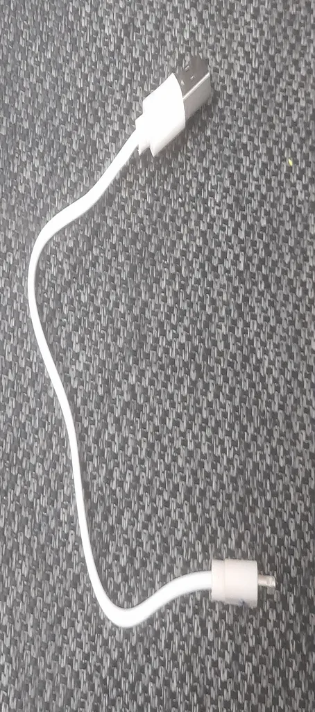 ساعت هوشمند ورنا مدل Ultra pack 01 به همراه هندزفری بیسیم دارای قابلیت های قابلیت مکالمه از طریق بلوتوث، کنترل موسیقی (Music Player)، پشتیبانی از زبان فارسی در منو و سیستم‌عامل بند سیلیکون