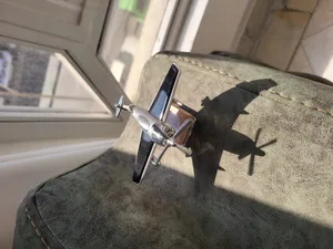 تجریه خرید خوشبو کننده خورشیدی خودرو طرح هواپیما نقره ای ملخی مدل AF1008