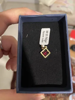 آویز گردنبند طلا 18 عیار زنانه ناریا مدل مکعب رنگ قرمز