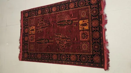 فرش ماشینی هیوا طرح بلوچ کد 3-212 زمینه لاکی