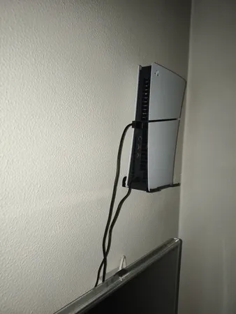 پایه نگهدارنده دیواری کنسول پلی استیشن 5 اسلیم مدل PGTECH GP-526