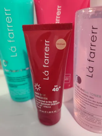 کرم ضدآفتاب و ضدلک رنگی لافارر مدل SPF40-Medium، مناسب پوست‌های خشک و معمولی، حجم 40 میلی‌لیتر