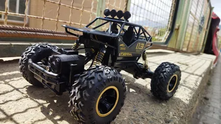 ماشین بازی کنترلی مدل آفرود قدرتی دو دیفرانسیل 4WD