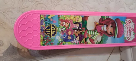 اسکیت برد مدل دختر توت فرنگی