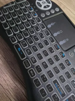 مینی کیبورد بی‌سیم همراه با تاچ‌پد مدل 08RF/2.2 Persian