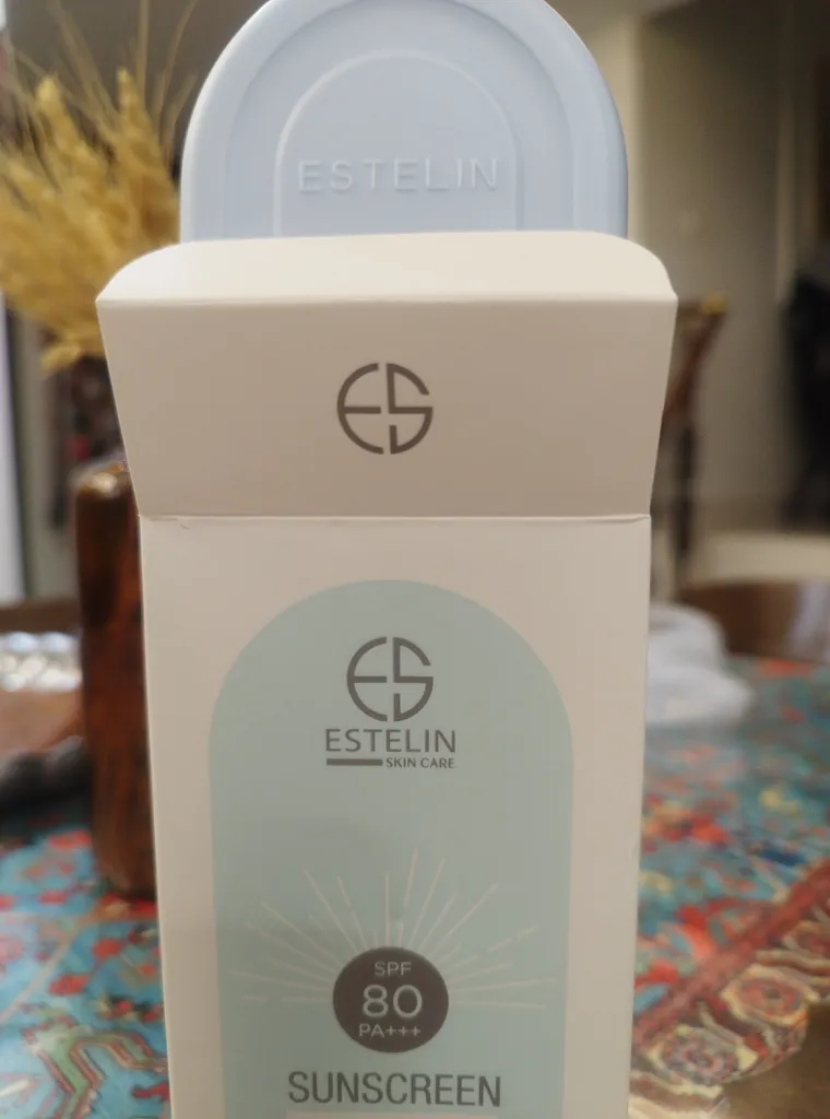 کرم ضد آفتاب بی‌رنگ استلین، 80 SPF، مدل ultra،  مناسب انواع پوست با حجم 100 میلی لیتر، محافظت‌کننده در برابر اشعه‌های UVA و UVB، مرطوب‌کننده، فاقد پارابن، PA+++، ضد پیری، دارای فرمولاسیون فاقد چربی، با ماندگاری 3 ساعته