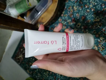 کرم کنترل‌کننده چربی و آبرسان لافارر مدل 01 مناسب پوستهای چرب و مستعد آکنه حجم 75 میلی‌لیتر