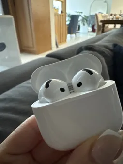 هدفون بلوتوثی اپل مدل AirPods 4 (نسخه دارای نویز کنسلینگ)
