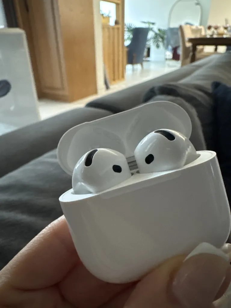 هدفون بلوتوثی اپل مدل AirPods 4 (نسخه دارای نویز کنسلینگ) هدفون بلوتوثی اپل مدل AirPods 4 (نسخه دارای نویز کنسلینگ)