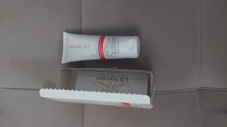 کرم مرطوب‌کننده و آبرسان دست و صورت لافارر مدل 02 مناسب پوست‌های معمولی و مختلط حجم 75 میلی‌لیتر