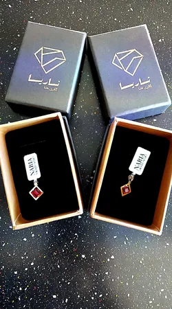 آویز گردنبند طلا 18 عیار زنانه ناریا مدل مکعب رنگ قرمز