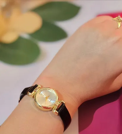 ساعت مچی عقربه ای زنانه مدل کوارتز مینیمال بند چرم کد ۱.۳