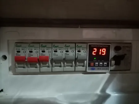 محافظ ولتاژ حرفه ای مدل 63A