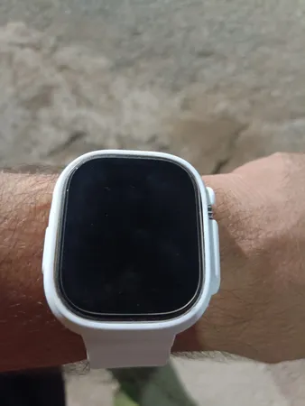 ساعت هوشمند مدل HK9 ULTRA 2 MAX دارای قابلیت های صفحه نمایش رنگی، صفحه نمایش لمسی، کنترل موسیقی (Music Player)، کنترل سطح اکسیژن خون، قابلیت مکالمه از طریق بلوتوث، پشتیبانی از زبان فارسی در منو و سیستم‌عامل بند سیلیکون