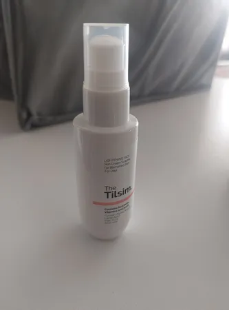 کرم ضد لک روز صورت تیلسیم مدل Alpha Arbutin مناسب برای پوست معمولی حجم 50 میلی لیتر