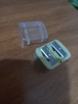 مداد تراش آرایشی یویی مدل pro