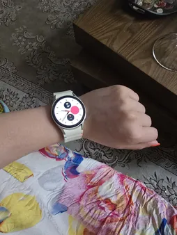 ساعت هوشمند سامسونگ مدل Galaxy Watch 7 40mm دارای قابلیت های کنترل موسیقی (Music Player)، قابلیت مکالمه از طریق بلوتوث، قابلیت تغییر طرح ساعت یا تم، صفحه همیشه روشن (Always-on Display)، پشتیبانی از دستیار صوتی بند پلاستیک