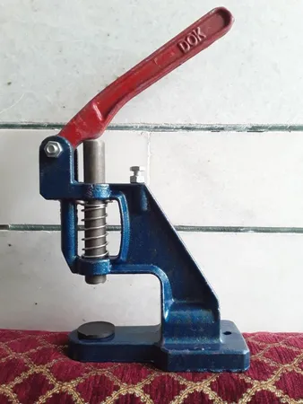 دستگاه پرس دکمه دی او کی مدل m01