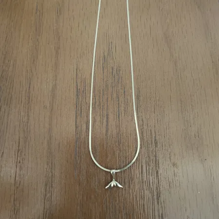 آویز گردنبند طلا 18 عیار زنانه ناریا طرح دم وال کد SH5