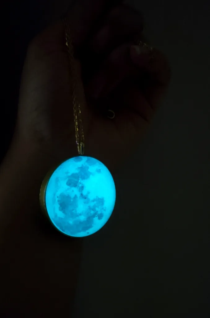 آویز گردنبند مدل رزینی شبتاب طرح ماه کامل