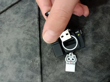 فلش مموری طرح دوربین عکاسی نیکون مدل Ul-CN02 ظرفیت 32 گیگابایت