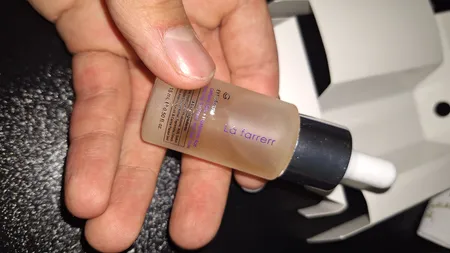 سرم روشن کننده و کاهش دهنده پف دور چشم لافارر مدل کافئین و هیالورونیک اسید حجم 15 میلی لیتر