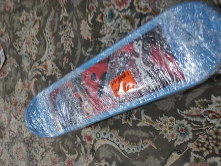 اسکیت برد مدل دختر توت فرنگی