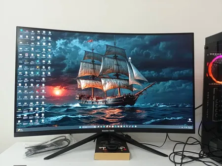 مانیتور گیمینگ 32 اینچ مسترتک مدل GP329BQ ، رزولوشن QHD، پنل VA، نرخ بروزرسانی 144 هرتز، با نسبت تصویر 16:9، دارای اسپیکر داخلی، دارای پورت HDMI و DisplayPort و USB و خروجی هدفون