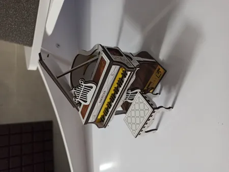 ماکت دکوری دست سازه های باخیزان مدل  پیانو رز سفید