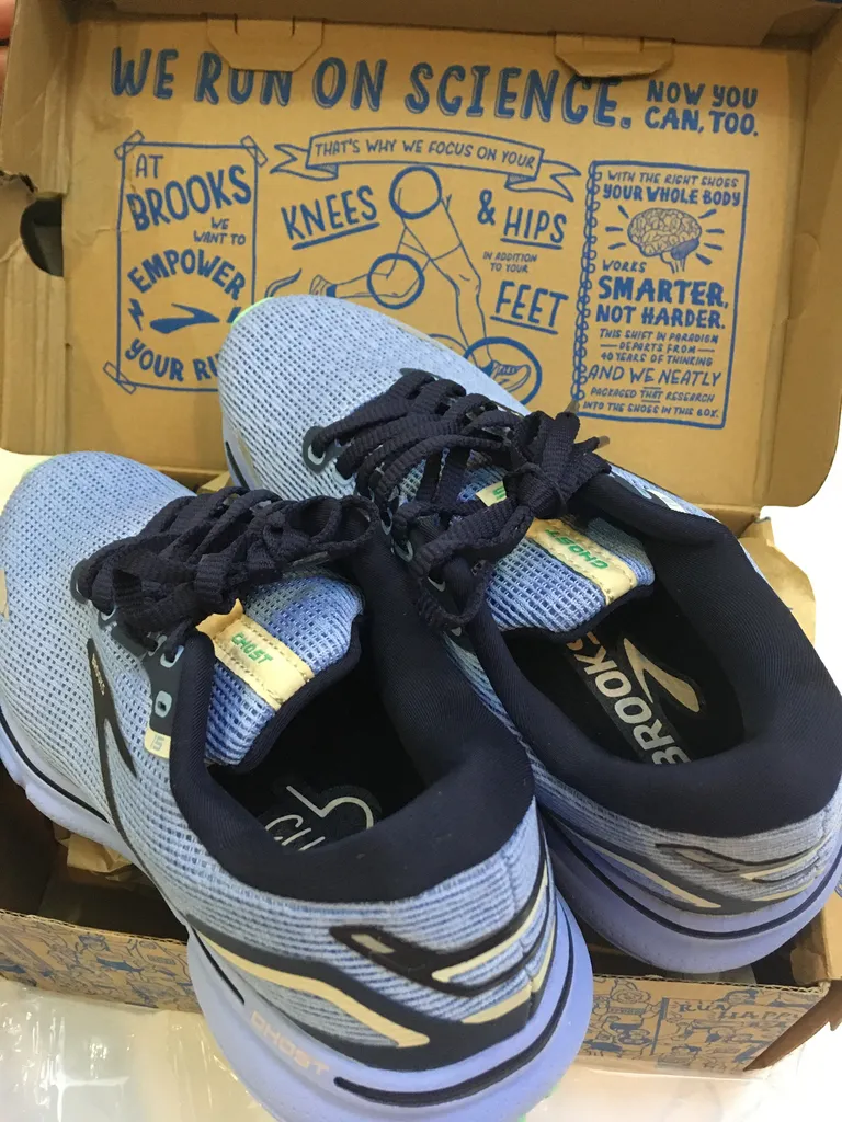 کتانی مخصوص دویدن زنانه بروکس مدل Ghost 15 کد 1203801B472