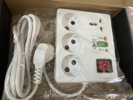 محافظ ولتاژ آی لِد مدل یونیورسال دیجیتالی کد E220