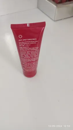 کرم ضدآفتاب و ضدلک رنگی لافارر مدل SPF40-Medium، مناسب پوست‌های چرب، حجم 40 میلی‌لیتر