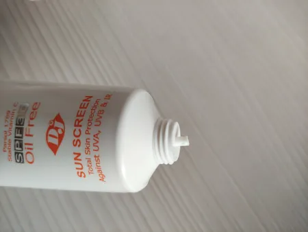 کرم ضد آفتاب و ضد چروک بی‌رنگ دکتر ژیلا، Spf 30، مدل Parsol 1789، مناسب پوست‌های چرب و مختلط با حجم 65 میلی‌لیتر، محافظت‌کننده در برابر اشعه‌های UVA و UVB، ضد پیری، دارای فرمولاسیون فاقد چربی، ویتامین‌های C و E، با ماندگاری 2 ساعته