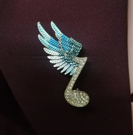 گل سینه زنانه مدل نت بالدار کد 00693