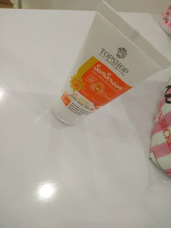 کرم ضد آفتاب بی رنگ تاپ شاپ مدل  SPF 50 مناسب انواع پوست حجم 50 میلی لیتر