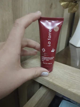 کرم ضدآفتاب و ضدلک رنگی لافارر مدل SPF40-Medium، مناسب پوست‌های چرب، حجم 40 میلی‌لیتر