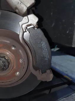 لنت ترمز جلو انزو کد 0068 مناسب برای خودرو پژو 206 به همراه لنت ترمز عقب