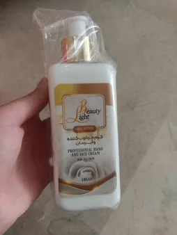 کرم مرطوب‌کننده و آبرسان لایت بیوتی مدل ََشی‌باتر آرگان حجم 250 میلی‌لیتر