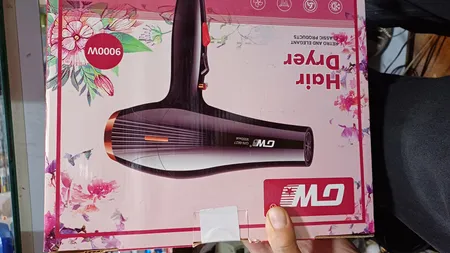 سشوار حرفه‌ای جی دبلیو مدل 6627، موتور AC با توان مصرفی 9000 وات، دارای قابلیت باد سرد، طراحی ارگونومیک، با حالت صاف‌کننده و حجم‌دهنده، وزن 480 گرم، تنظیم حرارت 3 حالته و کنترل سرعت 2 حالته، به همراه 1 عدد سری متمرکزکننده پهن