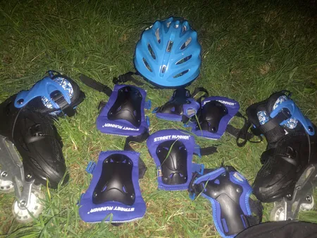 اسکیت کفشی مدل  yx L ژله ای به همراه کلاه و لوازم ایمنی