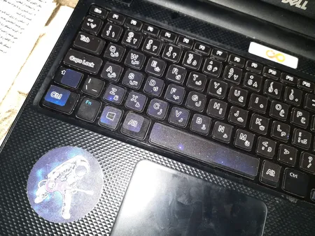 استیکر لپ تاپ توییجین و موییجین طرح Space کد 35 مناسب برای لپ تاپ 15.6 اینچ به همراه برچسب حروف فارسی کیبورد