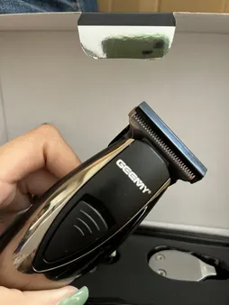 ماشین اصلاح موی سر و صورت و بدن جیمی مدل GM-830، اصلاح به صورت خط زن، قابلیت تنظیم سرعت، منبع انرژی با آداپتور برق، تکنولوژی اصلاح به صورت برش مستقیم، اندازه اصلاح 0.2 میلی‌متر، به‌همراه برس تمیزکننده